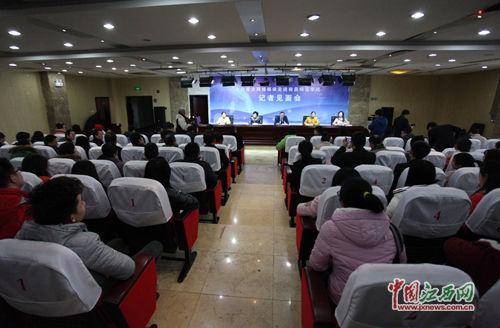 У�hί����(sh��)ӛ��У�L(zh��ng)�ּ��挦(du��)Ԓ(hu��)ȫ��(gu��)�W(w��ng)ýӛ��