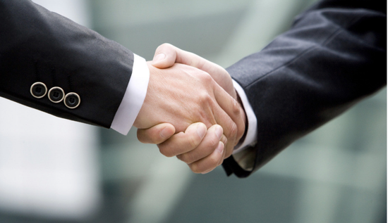 CEO��CMO֮�g��ν������õ��P(gu��n)ϵ��