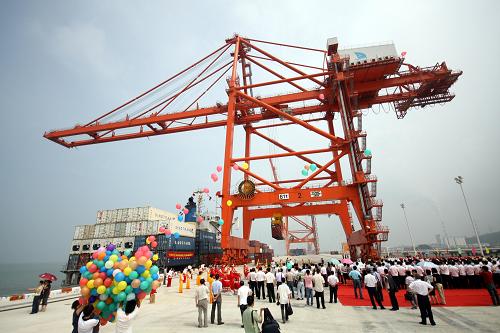 6月16日拍攝的臺(tái)州港大麥嶼港區(qū)對(duì)臺(tái)灣基隆港集裝箱運(yùn)輸首航儀式。 當(dāng)日,浙江省臺(tái)州港大麥嶼港區(qū)對(duì)臺(tái)灣基隆港集裝箱運(yùn)輸首航儀式在臺(tái)州港5萬(wàn)噸級(jí)多用途碼頭舉行。大麥嶼港區(qū)是今年5月16日國(guó)家交通運(yùn)輸部新增的5個(gè)兩岸海運(yùn)直航港口(港區(qū))之一。 新華社發(fā)(王天榮 攝)