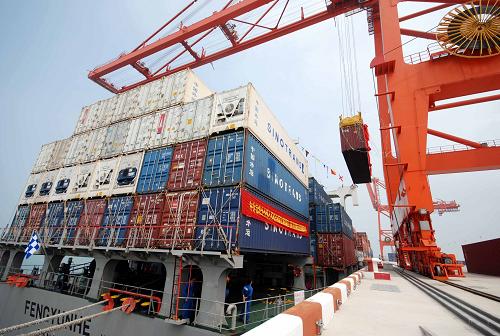 6月16日,在臺(tái)州港大麥嶼港區(qū),集裝箱被緩緩吊上集裝箱貨輪。 當(dāng)日,浙江省臺(tái)州港大麥嶼港區(qū)對(duì)臺(tái)灣基隆港集裝箱運(yùn)輸首航儀式在臺(tái)州港5萬(wàn)噸級(jí)多用途碼頭舉行。大麥嶼港區(qū)是今年5月16日國(guó)家交通運(yùn)輸部新增的5個(gè)兩岸海運(yùn)直航港口(港區(qū))之一。 新華社發(fā)(郟策 攝)