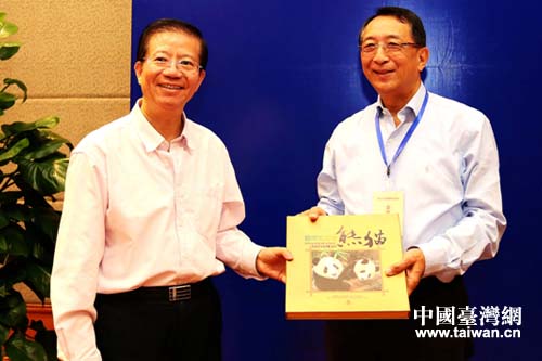 四川省人大副主任彭渝向海外臺商參訪團贈送大熊貓郵冊 四川省人大副主任彭渝向海外臺商參訪團贈送大熊貓郵冊