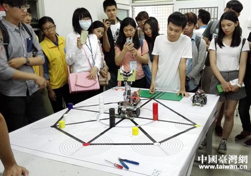 ���ɰ�һ���H���Ļ������I����ڱ������麣�W(xu��)Ժ�e��