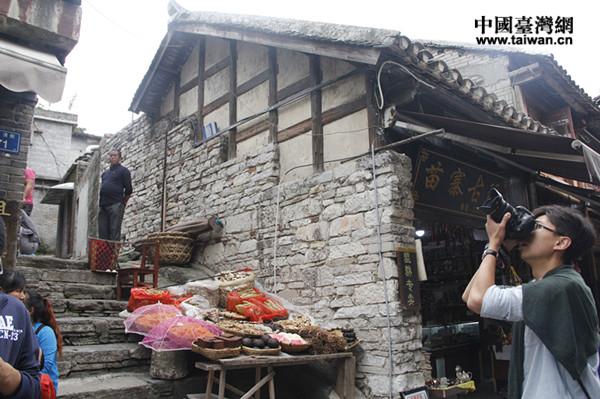 ���x�ڱ���������W(xu��)����یW(xu��)�����Ͻ����Ĕz���r���(zh��n)�о����Ļ���ɫ�Ľ���