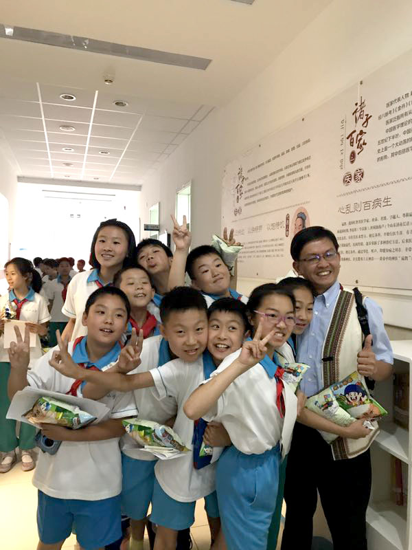 �_(t��i)�|�h����С�W(xu��)У�L(zh��ng)�c����^(q��)��һС�W(xu��)�W(xu��)����Ӱ