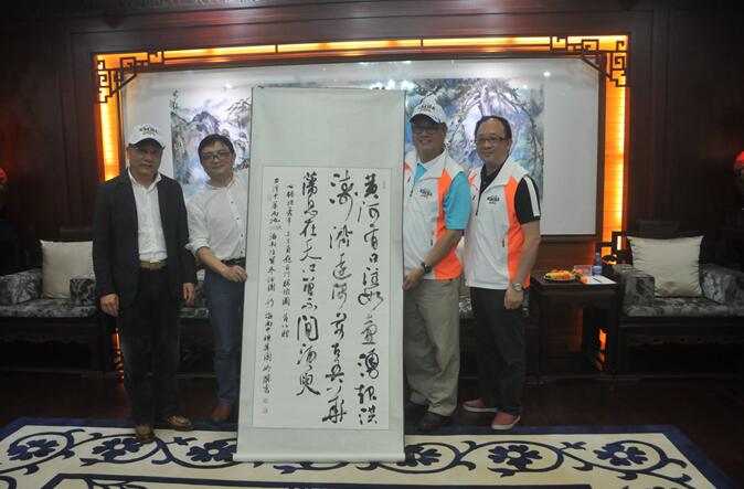 海南中視集團(tuán)向參訪團(tuán)贈(zèng)送書(shū)法作品 海南中視集團(tuán)向參訪團(tuán)贈(zèng)送書(shū)法作品