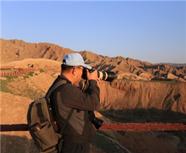 ���R�^�ɰ�֮һ��һ·�����C���zӰ�����M��Ҵ��ϼ