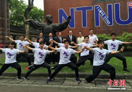 5��31�գ��ɱ�����W(xu��)��ٛ��һ��2.5�׸ߡ�̫�O�α�ʽ���~����λ���_�����_��������W(xu��)У������Ļ���@�����_900������~���Ǳ�����ٛ������У���_����71����У�c���R�Y���~���ϡ��_��̫�O���Ă���Ҳ�������ɰ���У��ͬ����̫�O��ˇ���D���_����W(xu��)���ڽ�Ļ�xʽ�F(xi��n)�����[̫�Oȭ��·��<a target='_blank' ><p  align=