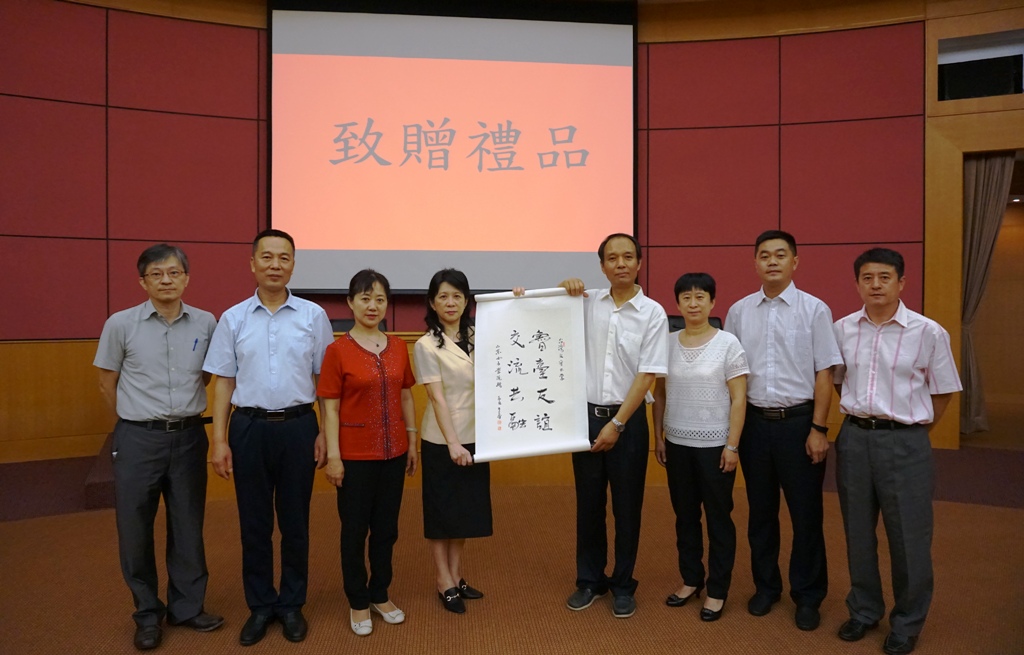 ɽ�|Ů�ӌWԺ�����F���_��У����ȡ�÷e�O�ɹ�