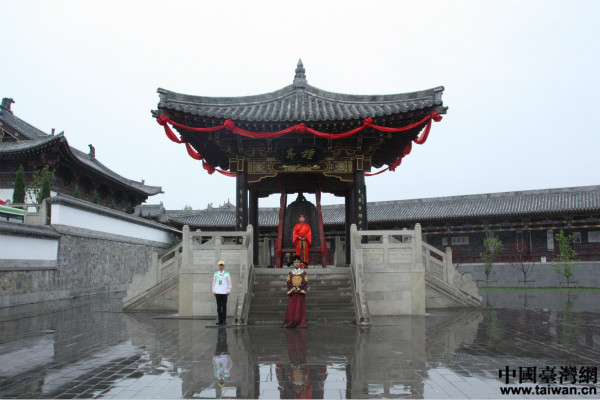 ���{�ɰ����r�׵����g�����Y��ɽ����ƽ�e�С������׵ۡ�������ƽ�����{�ɰ����r�׵����g�����Y¡���e��