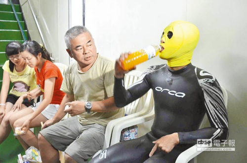   Ӿ���_�����{�x�֞��ֹˮĸ�������Ӱ���ˮǰ�������Ϸ�ˮĸ���֡��D�Ҟ��_���x�������