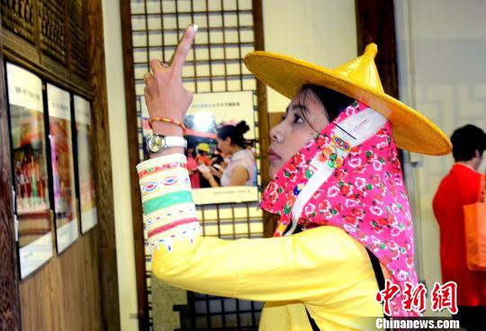 �������顤һ���H�����{�DŮˇ�g���zӰչ���ņ�Ļ