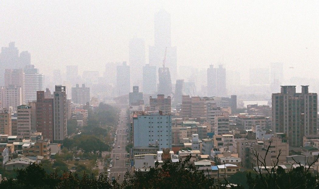 11月底,高雄八五大樓隱沒在霧霾之中情形。(圖片來源:臺(tái)灣《聯(lián)合報(bào)》) 11月底,高雄八五大樓隱沒在霧霾之中情形。(圖片來源:臺(tái)灣《聯(lián)合報(bào)》)