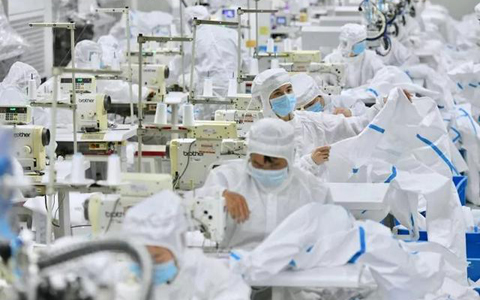 工人們復工制作防護服