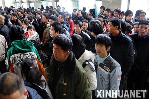 1��13�գ��y����܇վ��Ʊ��d�ȣ��ܶ��ÿ��ڵȴ�ُƱ�����գ��y��2008�괺�\��܇Ʊ�_ʼ�l�ۣ�D��Z���^���R����܇��ǰ10����Ʊ��ÿ���ÿ�һ����ُ5��Ӳ�P��10��Ӳ��Ʊ��