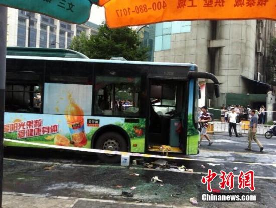 7��5��17�r(sh��)15�֣��㽭���ݵ�һ�v7·����܇������߅��һ��؛��˾�T(m��n)�ڰl(f��)��ȼ����