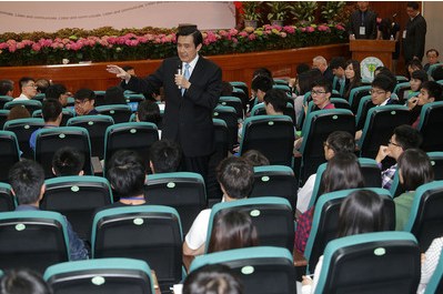 �RӢ�ž�6���꣬20�����_(t��i)���Ї�(gu��)�t(y��)ˎ��W(xu��)�e��ӛ�ߕ�(hu��)��У�@��Մ��(hu��)���RӢ����һ푑�(y��ng)�W(xu��)���ᆖ(w��n)�� �DƬ��(l��i)Դ���_(t��i)���������硱