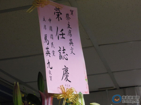 �RӢ���ͽo��Ӣ�Į��x���M�h��ϯ�Ļ��@�����_180��������ֱ�������M�h�����h���k�����컨��