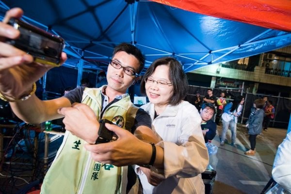 ������Ӣ����Ę��PO��Ƭԃ���������г�߀�ж��ٕr�g�������_ý���z�Բ�Ӣ��Ę����