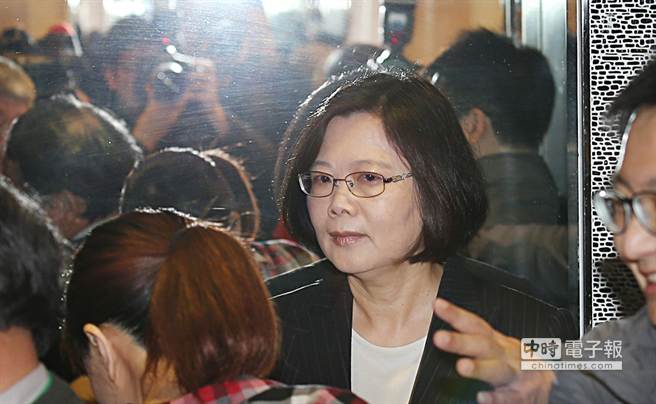 �ˮ��ǰ֮�������13����ʽ�������x����ί�������M�h��ϯ��Ӣ��14�������ʾ�����M�h���г��x�C�ƣ�һ�ж����ՙC���M�У��h�����خ�������Ը�c�����ěQ�����κ��������h�ȳ��x�ĺ��C�������X���Ǻ��¡�