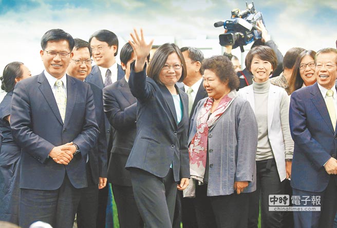 ���M(j��n)�h15����ʽ�����h��ϯ��Ӣ�Ğ����M(j��n)�h2016�ꅢ�x�ˣ���Ӣ�ģ��У��l(f��)�����󣬓]����ý�w����