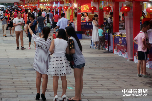 �ڰ���һ������֮�󣬃ɰ���ɫ�R��ӿ�F����ʳ�͡����Ї��_���W �ν��� �z��