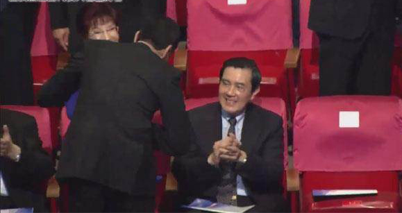 朱立倫會前與洪秀柱擁抱,馬英九等大佬也逐一與洪握手 朱立倫會前與洪秀柱擁抱,馬英九等大佬也逐一與洪握手