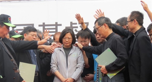 ���������Ӣ�����\�F������ʥ�⡱���Z�����y��