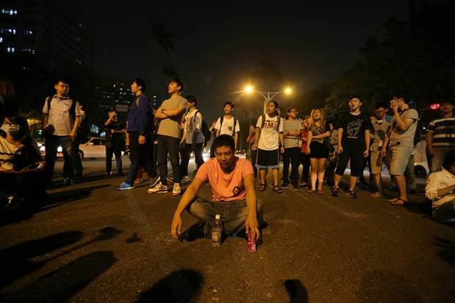 ���ȄP�������ߣ�̖��Ⱥ��������ɽ��·�ϣ��c����ͨ