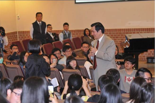 �RӢ���٬F(xi��n)���R����Ĭ�����vͻȻ���{���Ҳ���ͬ־��