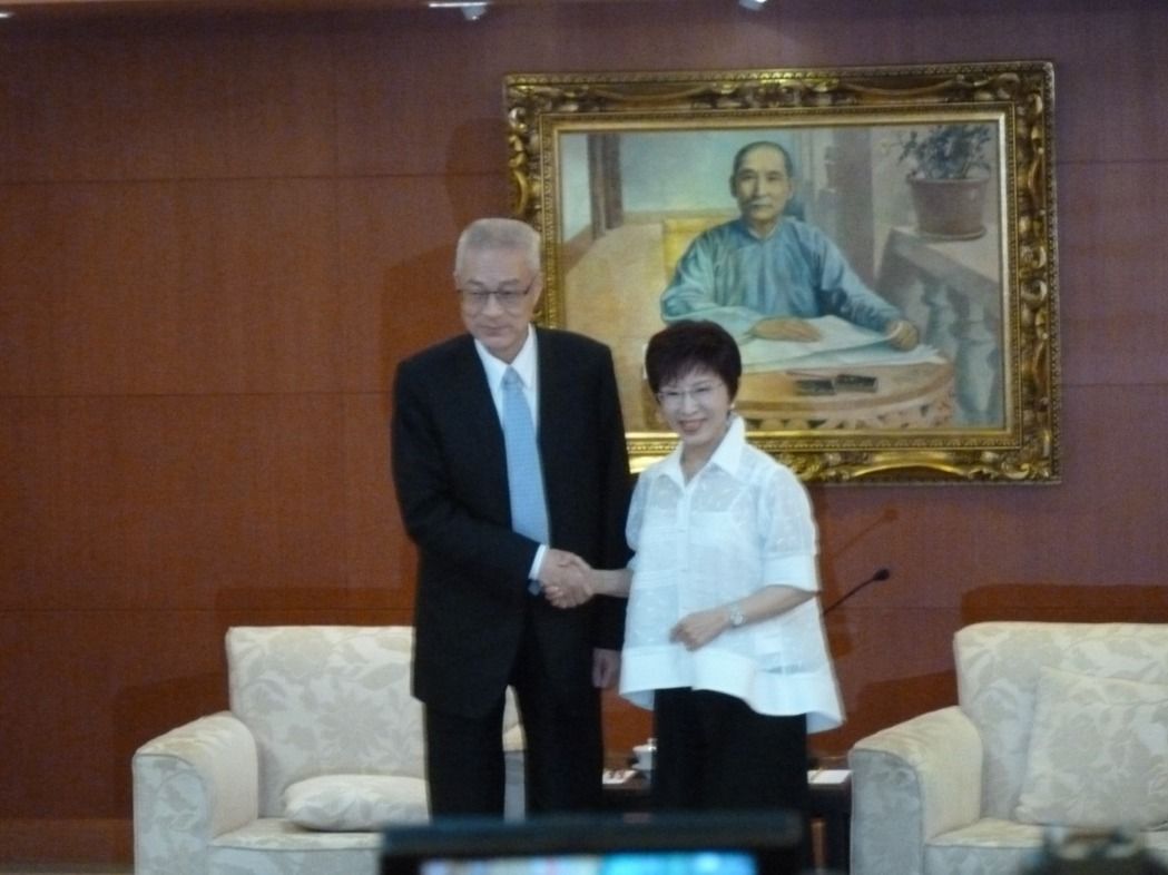 �����h��ϯ�x��Ƕ��x�ו�(hu��)������ �����տ�����ǰ