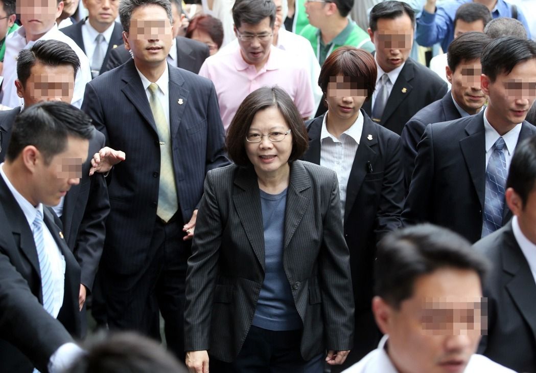 ��Ӣ���k���ҁy�������ž�����ɫ�ǡ��ֱ�����������