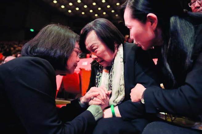 ����Ԫ���ԣ���Ӣ�ĵ����������ˮ��ö��٣�