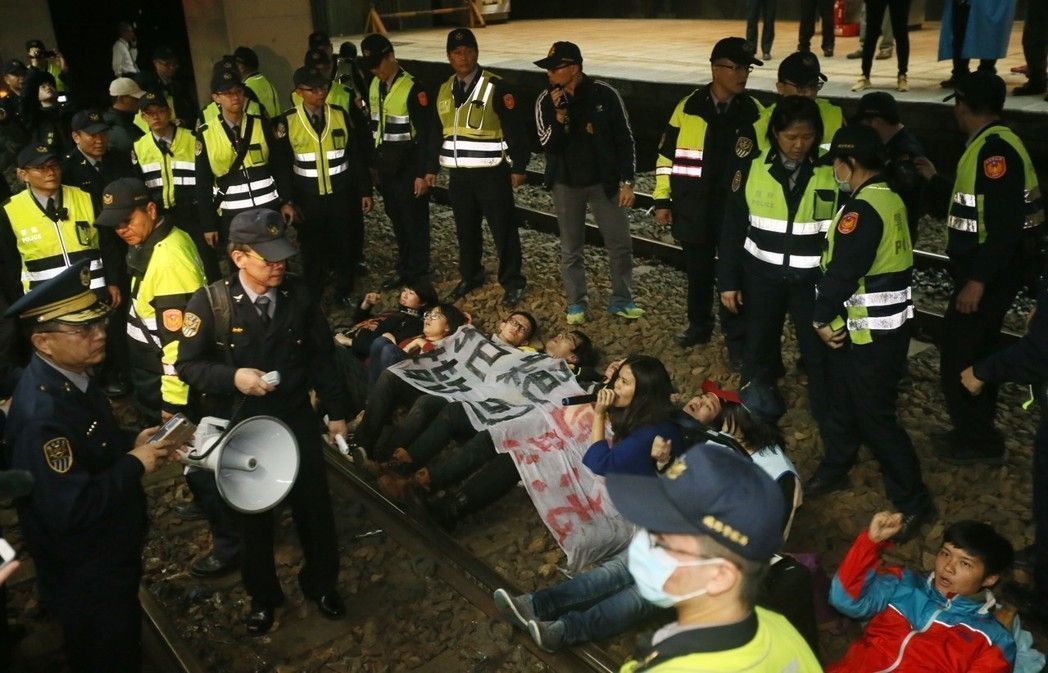 �_��ǰ����ί�������M(j��n)�h���˵Ľ�(j��ng)���e�� �@����������