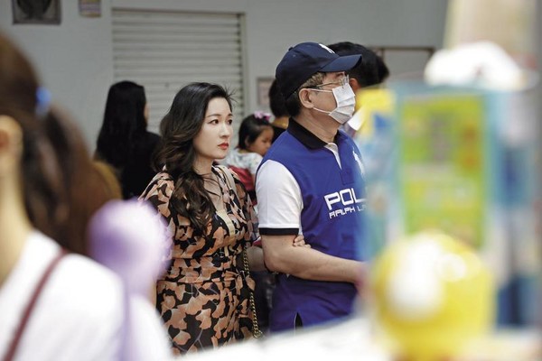 �{�I�������Ԫ��e���� ȢС19�q�Rβ��63�q�ٮ��̰�