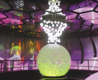 ��(m��ng)���^��d�Ϸ����_(d��)6�׵Ą�(d��ng)���C(j��)е���䡰�`�š����Ϸ��ۼt���֣����܇�����34000Ƭ���~Ƭ���ӵ�ɭ�����������~Ƭ�ͼ����Ȱl(f��)�����x(ch��ng)�Q�B(ni��o)���У����Ͻk��������У������M(j��n)��һ��ħ��ɭ�֡��DƬ��(l��i)Դ���_(t��i)����(li��n)�ψ�(b��o)��