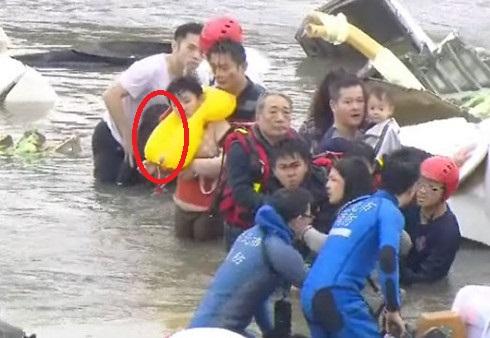 ���������`����Ƭ��Ů������(d��ng)�r��������߀�ߓ��ں����������µ�����߀���ִ���������