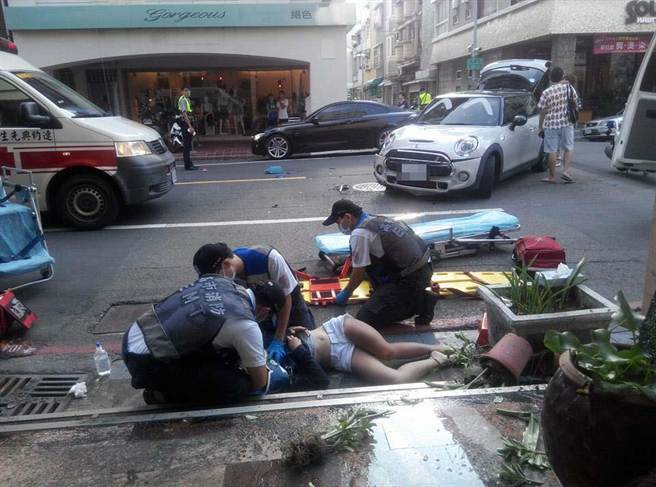 ����15�q��Ů�o(w��)���T܇��δ����ȫñ���������r�鲻ͣ�������x�_(k��i)�r(sh��)ײ܇���ر����t(y��)���ȡ����_(t��i)ý�D��