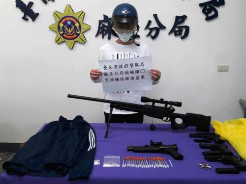 �x�����ӳ�ģ�͘�27���峿�Ⱥ󵽃ɼҳ��Г���������2500Ԫ(���_(t��i)��)���d��Ů��ȥ�I��������������r��������2С�r(sh��)�͌��˴���������һ����@��Ʒͨ������Ů�����DƬ��(l��i)Դ���_(t��i)���Еr(sh��)��ӈ�(b��o)���zӰ���f(w��n)������