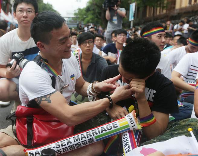 ͬ�ԑٸ�ĸ������ ���ԑ�Ů���԰ף��Һ��Ҹ�