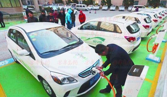 ���u�ڹ�܇�ĸ���,�鄓�¹��ճ��з�ʽ,ȥ��Ͷ����150�v����Դ��܇,��22���h���C�P�֕r���U,���F�Gɫ���ճ��С�(�Y��Ƭ)