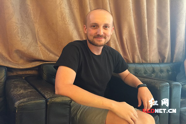 ���W(w��ng)�j(lu��)ý�w���D(zhu��n)�ġ�Tyler����˹�Z�ǘӌ��L������