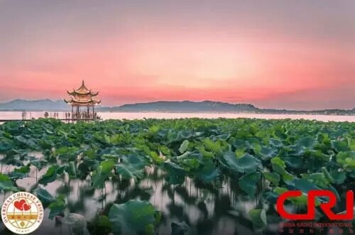 �DƬĬ�J���}