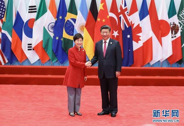 �Y�ψD��9��4�գ���ʮ�����F�I���˵�ʮһ�η���ں����e�У��Ї�������ϯ����ƽ�ڇ��H���[����ӭ�Ӹ��ɆT�ͼ��e���I���ˡ����P���H�M��ؓ؟�ˡ��@������ƽ�c�n�����y���Ȼ����֡� ���A��ӛ���Rռ�ɔz