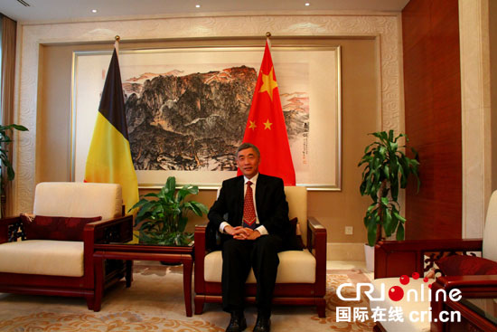 �DƬĬ�J���}