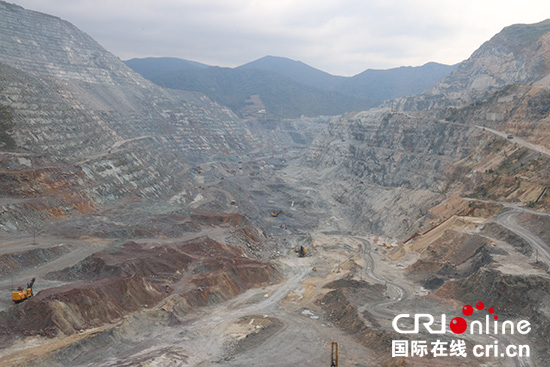 �DƬĬ�J���}