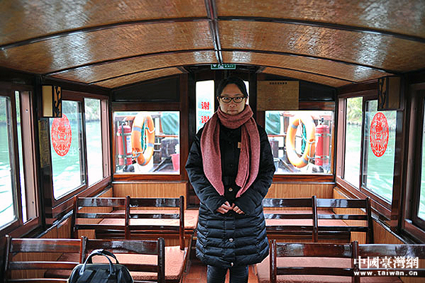 ���\�����������E