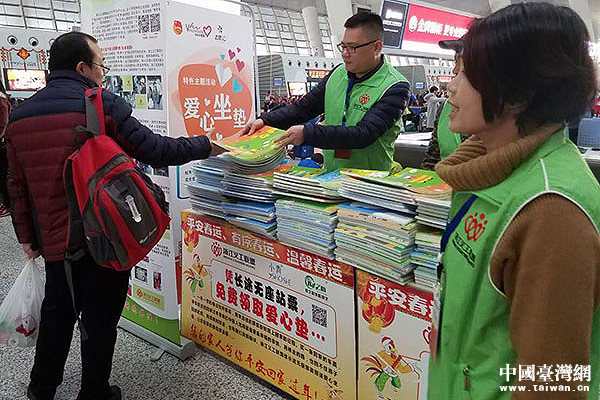 ���\�����������E