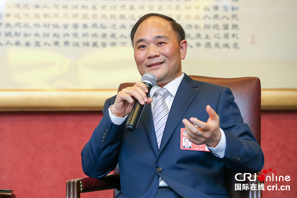 �DƬĬ�J���}