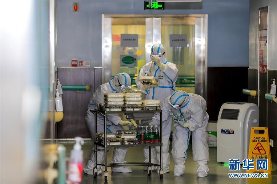 ������һ���t���ˆTӢ��Ⱥ�w���D�Ļ��ӣ���4��һ�О������񽡿������в����^���tԺ�h�Tͻ��꠿����¹ڷ�������ӛ��