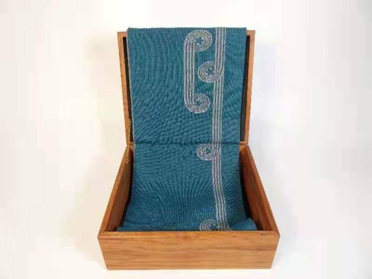 �⽻��ǰ��ح���@��(ch��ng)��߅��(hu��)�h�ϣ��@�l�{(l��n)ɫ�����й���